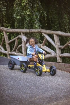 BERG Trailer S (aanhanger Voor BERG Buzzy Skelters) 20 BERG Trailer S (aanhanger Voor BERG Buzzy Skelters) -Speel Actief Verkoop berg buzzy yellow berg buzzy trailer with girl scaled 1