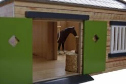 Kidsglobe Paardenstal Met 4 Boxen En Berging Bruin/groen -Speel Actief Verkoop kidsglobe hoek paardenstal 4 paardenboxen bruingroen met berging 3