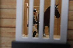 Kidsglobe Paardenstal Met 4 Boxen En Berging Bruin/groen -Speel Actief Verkoop kidsglobe hoek paardenstal 4 paardenboxen bruingroen met berging 4